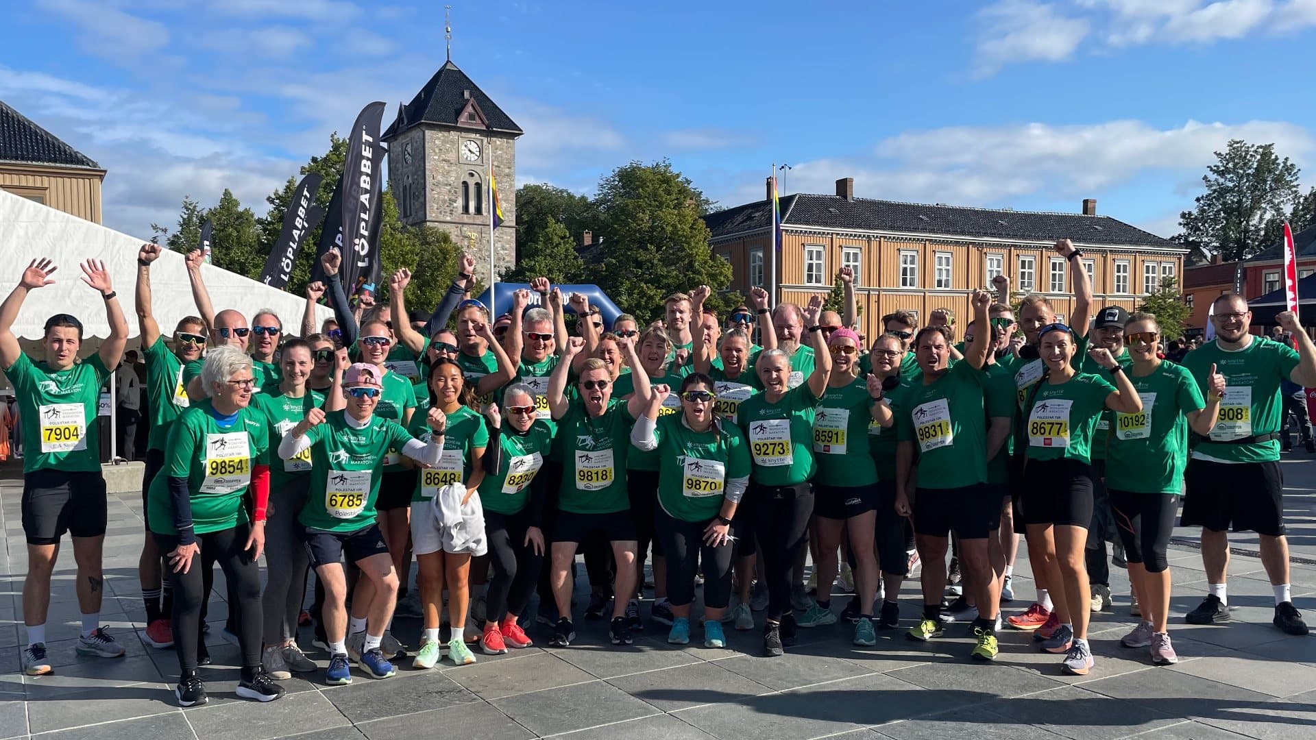 Knyttelaget samlet på Torvet med startnummer før Trondheim Maraton