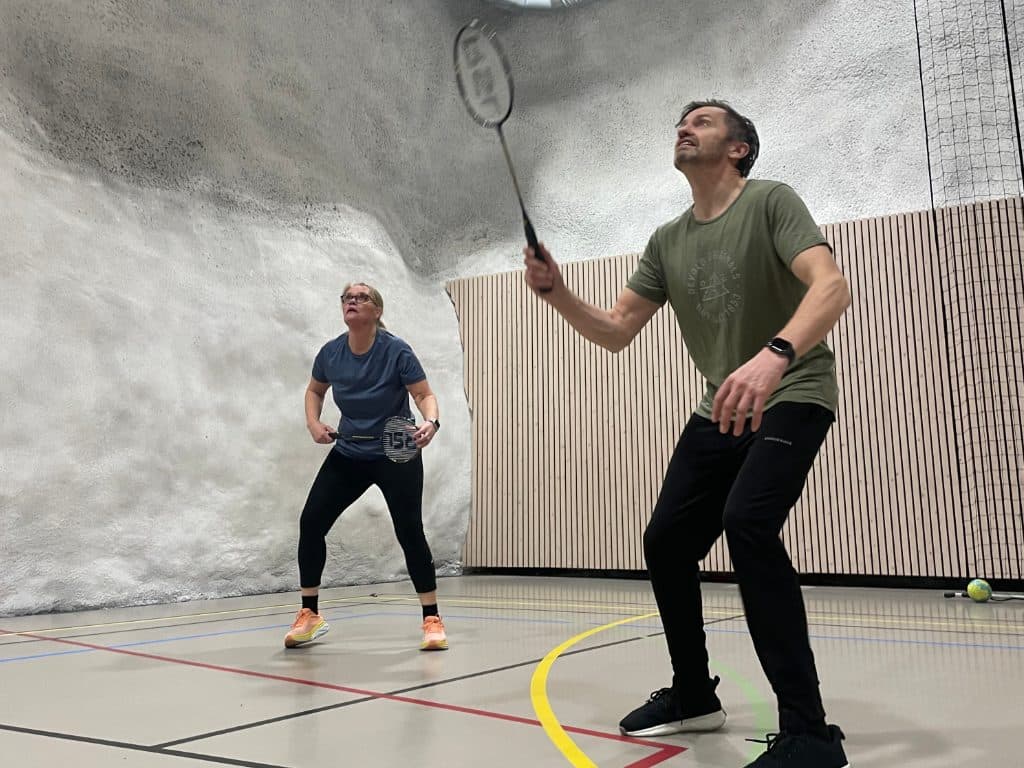 To medlemmer i badmintonkamp i fjellhallen