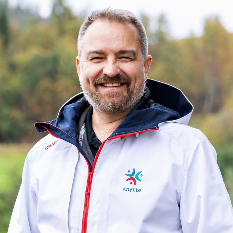 Anders Hansen i Knytte-jakke med høstskogen bak