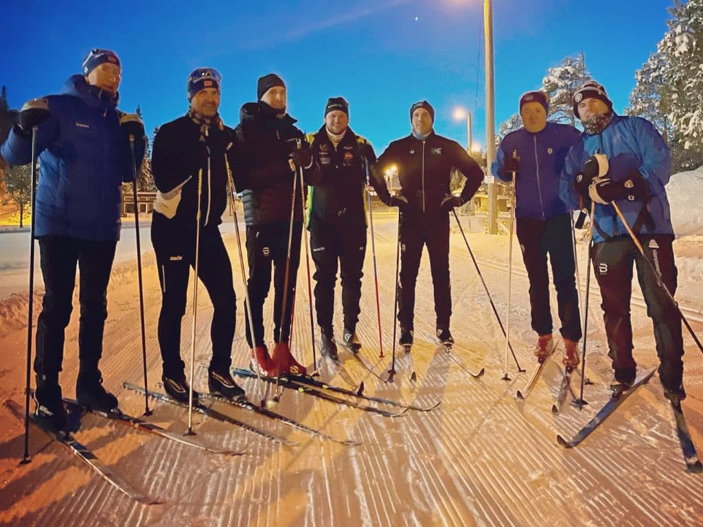 Skiløpere på rekke i solnedgangen