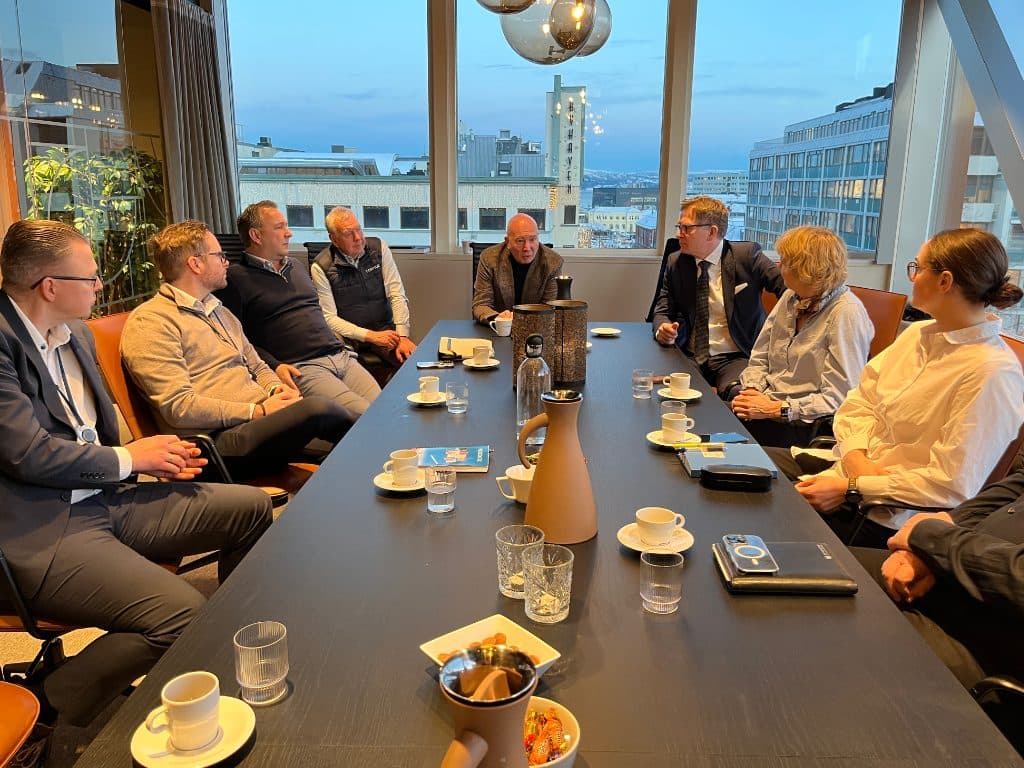 Powerteam samlet rundt langbordet