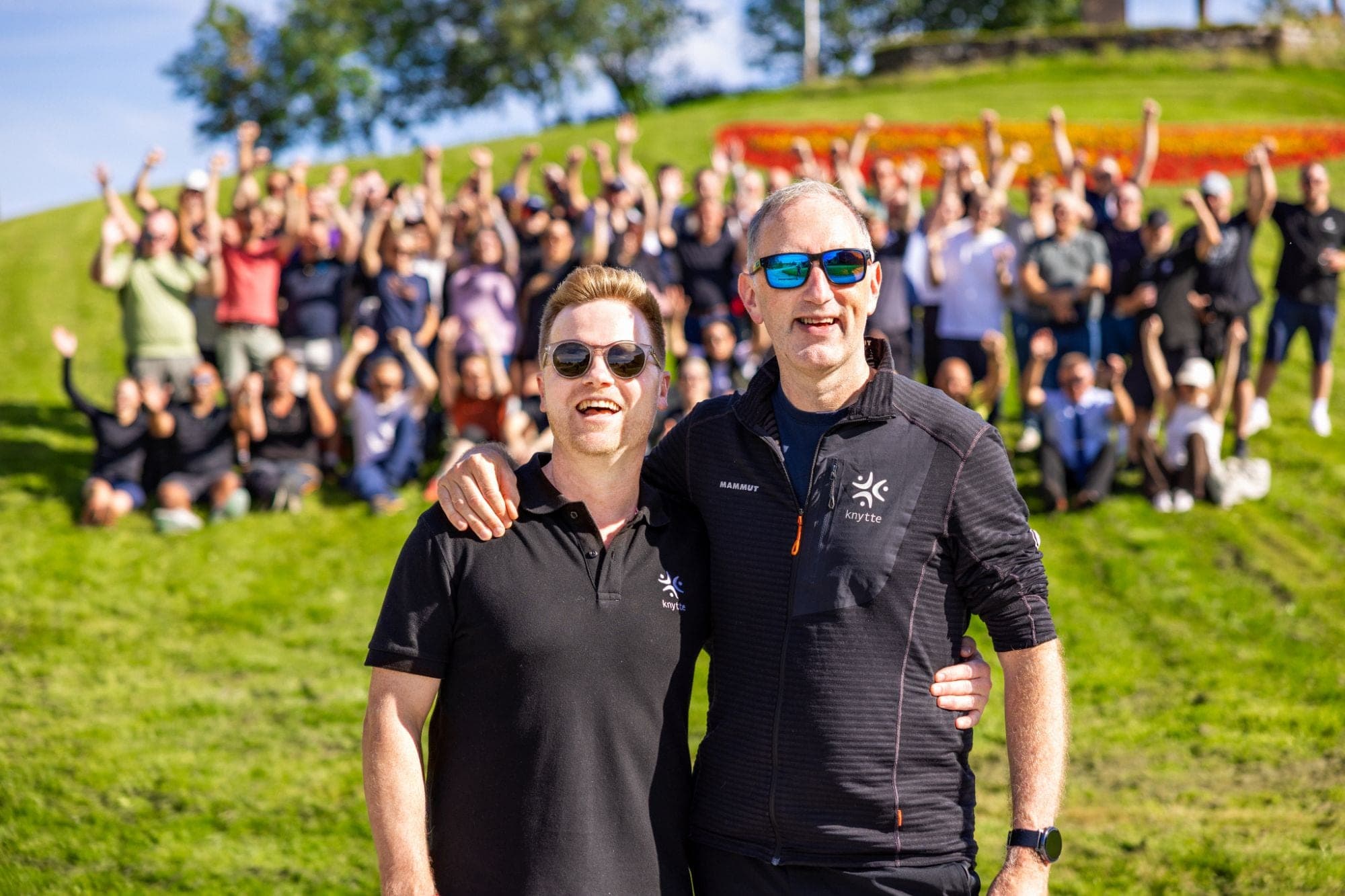Bjørn og Emil foran en jublende gjeng knyttemedlemmer i sola