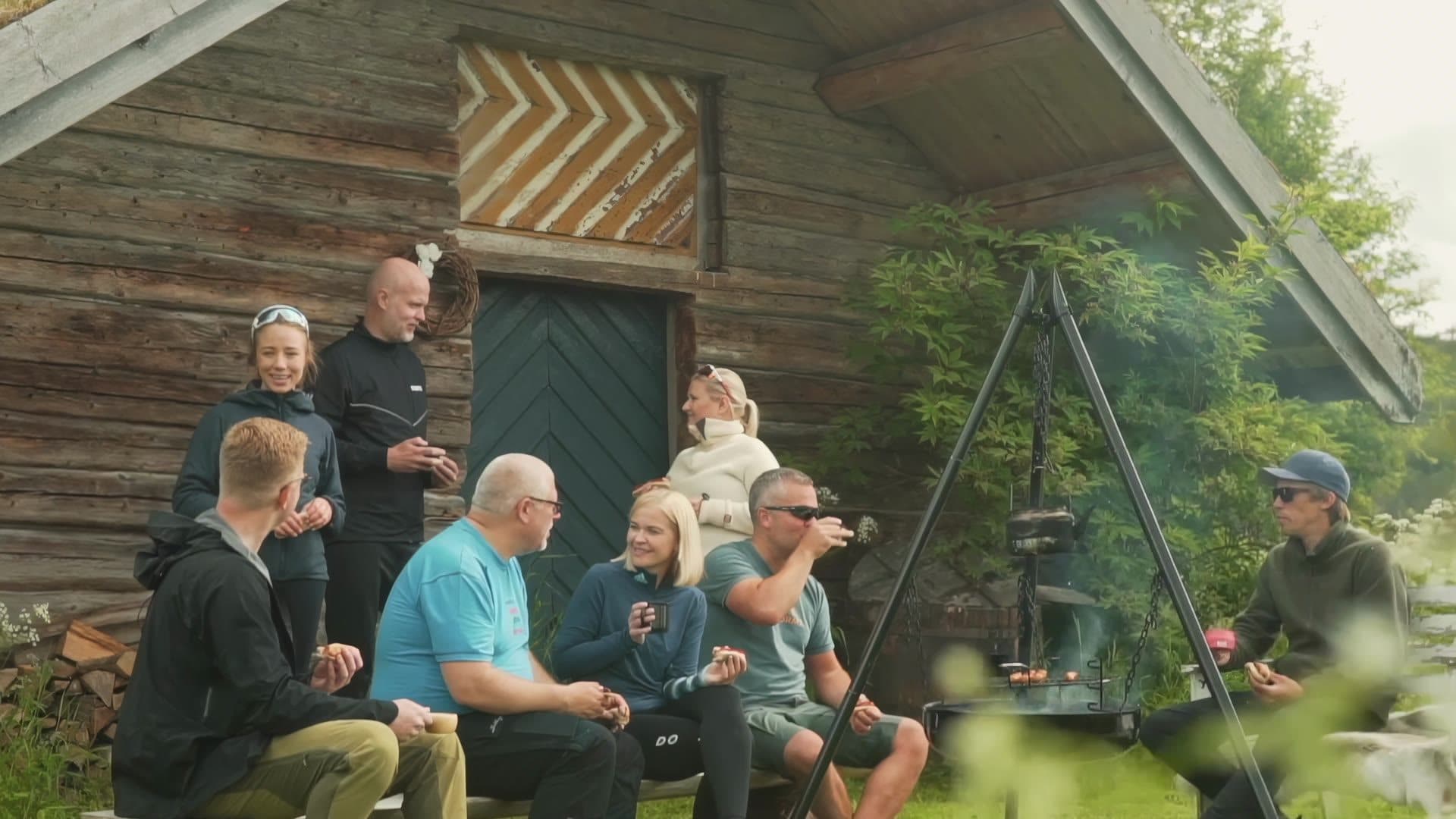 Medlemmer samlet rundt bålpanna utenfor gammen
