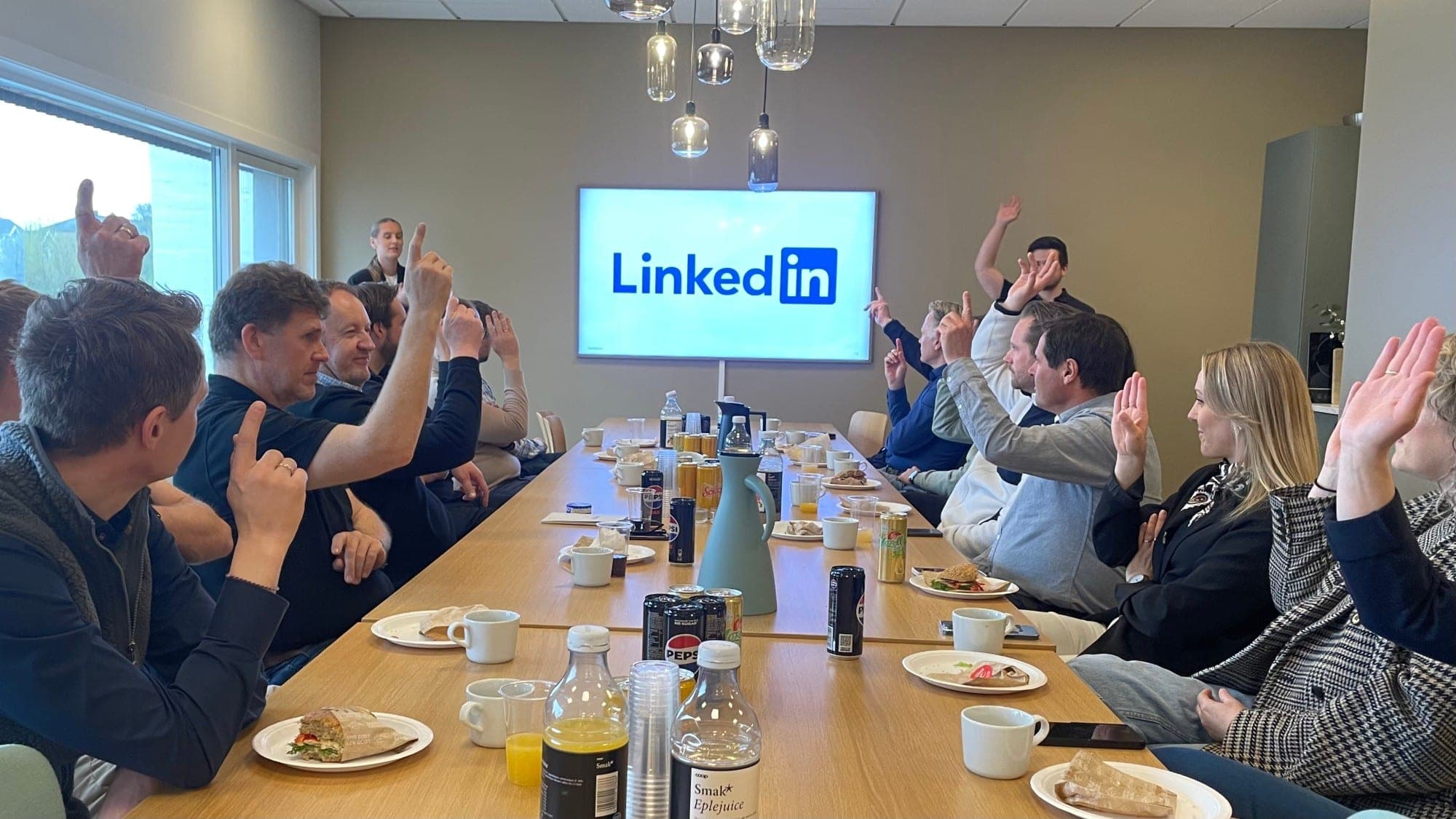 Medlemmer rundt bordet på et frokostmøte om LinkedIn