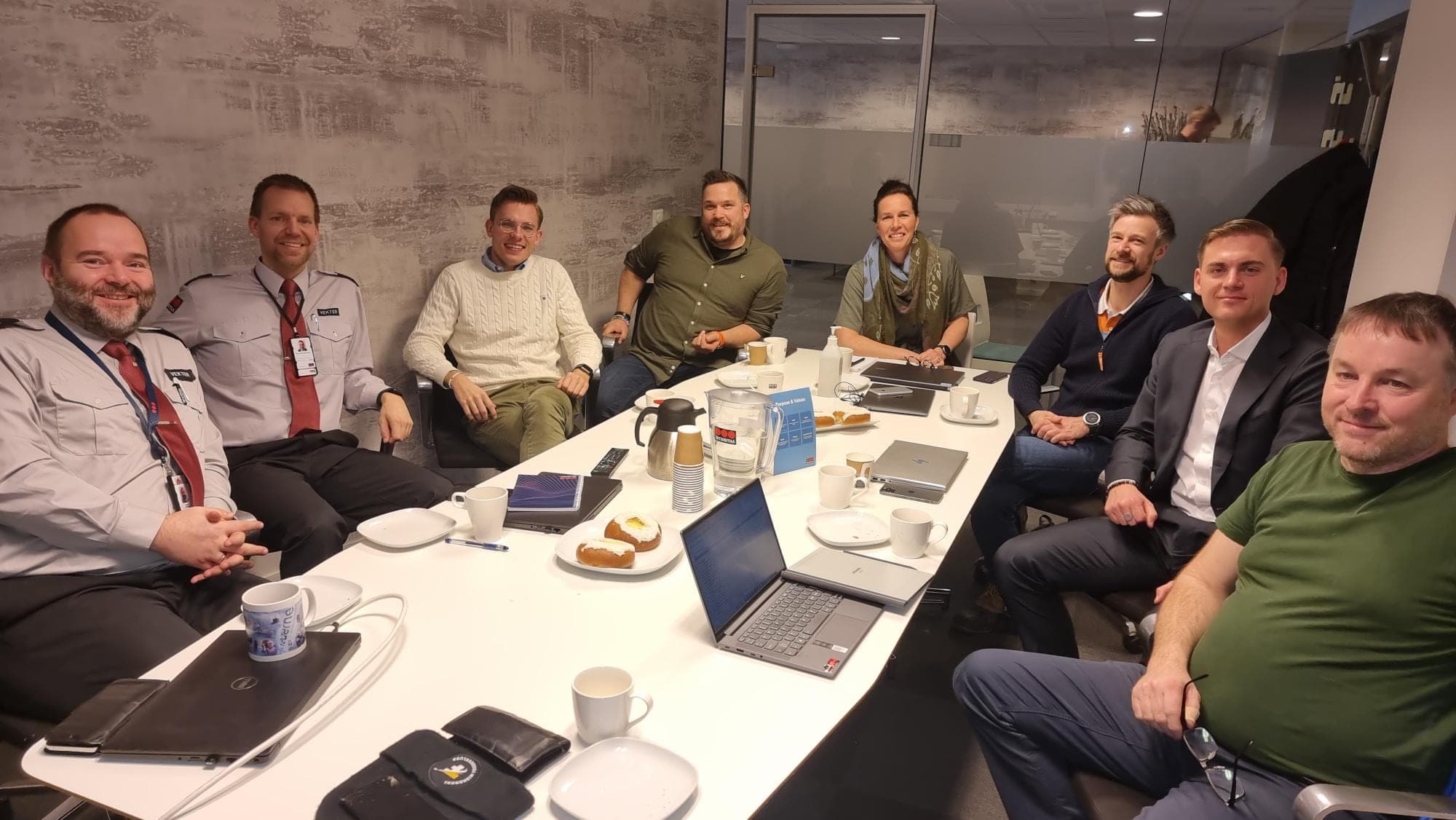 Et powerteam samlet rundt møtebordet
